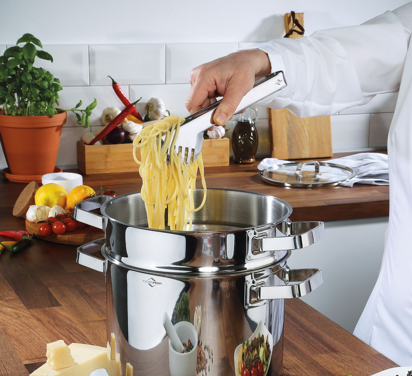 1070002800_BRASSERIE Nerezové kleště na těstoviny, ovoce i zeleninu od Kuchenprofi